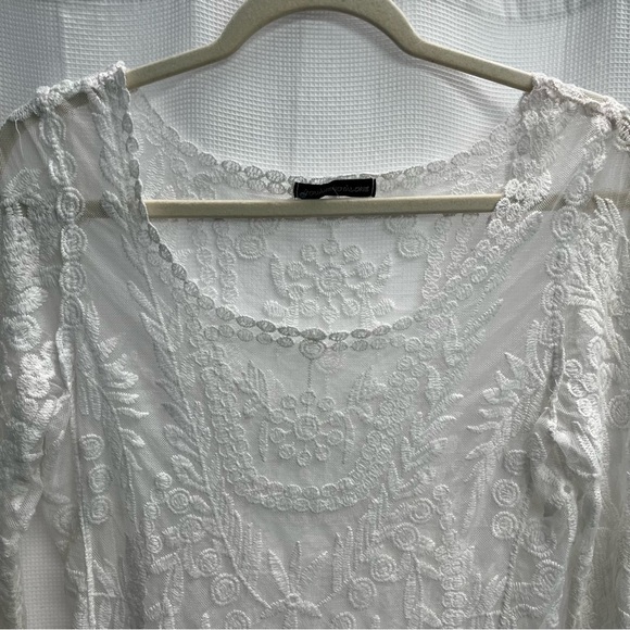 We Are Not Alone Women’s Ivory Lace Bell Sleeve Top size Medium - Picture 4 of 9